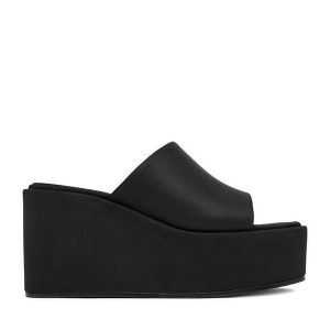 Klapki DeeZee. Czarne klapki DeeZee, bez wzorów, bez obcasa. Za 149,99 zł.