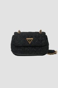 GUESS Czarna tweedowa torebka Giully Mini. Czarne listonoszki Guess, z aplikacjami, na ramię, bez dodatków. W wyprzedaży za 325,02 zł.