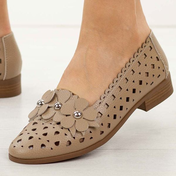 Beżowe skórzane ażurowe półbuty damskie M.Daszyński 25113-7. Brązowe półbuty M.Daszyński, na lato, z aplikacjami, ze skóry, bez obcasa, na płaskiej podeszwie, bez zapięcia. Za 219,00 zł.
