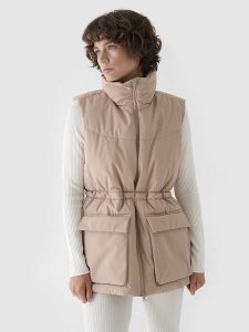 4F Kamizelka pikowana w kolorze beżowym rozmiar: XS. Brązowe kamizelki 4f, xs, bez wzorów, bez kołnierzyka, bez ramiączek, bez kaptura. Za 96,37 zł.