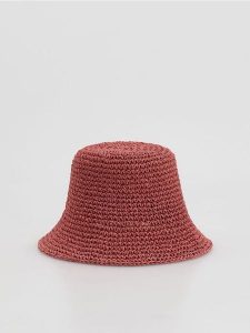 Pleciony kapelusz bucket - różowy. Czerwone kapelusze Reserved, bez wzorów. Za 79,99 zł.