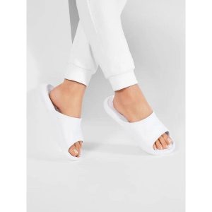 Japonki Nike Victori One, Kobiety. Białe klapki Nike, bez wzorów, z gumy, bez obcasa. Za 261,00 zł.