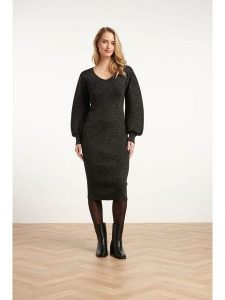 Smashed Lemon Sukienka dzianinowa w kolorze czarnym rozmiar: M. Czarne sukienki Smashed Lemon, m, bez wzorów, z dzianiny, bez kołnierzyka, bez ramiączek, midi. Za 143,99 zł.