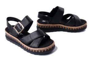 RIEKER V7951-00 black, sandały damskie. Czarne sandały Rieker, bez wzorów, bez obcasa, na koturnie, bez zapięcia. Za 244,93 zł.