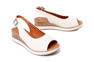 Artiker Relaks 56C2316, sandały damskie. Brązowe sandały Artiker Relaks, bez wzorów, ze skóry, bez obcasa, na koturnie, bez zapięcia. Za 194,90 zł.