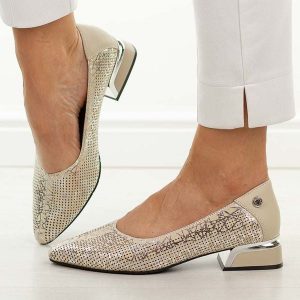 Beżowe ażurowe skórzane czółenka damskie Vinceza 99201. Brązowe czółenka VINCEZA, w ażurowe wzory, z jeansu, bez obcasa, na obcasie, bez zapięcia. Za 249,00 zł.