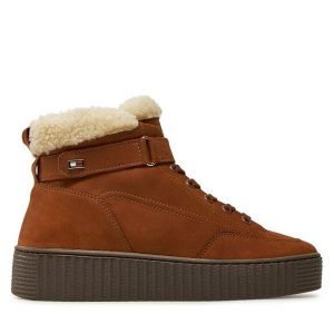 Botki Tommy Hilfiger. Brązowe botki TOMMY HILFIGER, bez wzorów, z nubiku, bez obcasa, na płaskiej podeszwie, bez zapięcia. Za 379,99 zł.