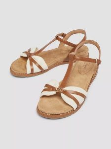 S.Oliver Sandały w kolorze jasnobrązowo-kremowym rozmiar: 40. Brązowe sandały s.Oliver, bez wzorów, z otwartym noskiem, bez obcasa, bez zapięcia. Za 171,28 zł.