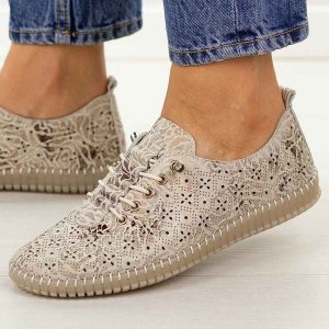 Multi ażurowe skórzane półbuty damskie Filippo Dp7532/26. Brązowe półbuty Filippo, na jesień, w ażurowe wzory, z jeansu, z okrągłym noskiem, bez obcasa, na płaskiej podeszwie, bez zapięcia. Za 219,00 zł.