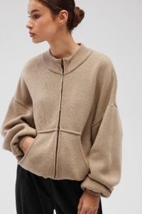 Sweter zapinany na zamek w kolorze BEIGE - TUMBLY. Brązowe swetry klasyczne Marsala, z kaszmiru, bez kołnierzyka. Za 589,90 zł.