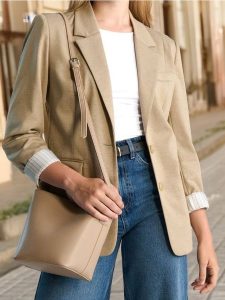 Żakiet - beżowy. Brązowe marynarki i żakiety Sinsay, l, bez wzorów, z dzianiny. W wyprzedaży za 49,99 zł.