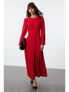 Trendyol Sukienka w kolorze czerwonym rozmiar: 38. Czerwone sukienki Trendyol, bez wzorów, bez kołnierzyka, bez ramiączek, maxi. Za 126,45 zł.