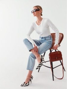 Guess Sweter W2YR31 Z2V62 Biały Regular Fit. Białe swetry klasyczne Guess, m, z wiskozy, bez kołnierzyka. Za 222,14 zł.