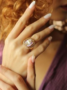 Pierres de Jade Pozłacany pierścionek z perłą rozmiar: onesize. Różowe pierścionki Pierres de Jade, z perłą, pozłacane. Za 39,99 zł.