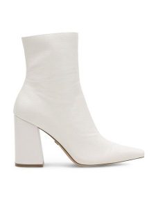 Nine West Botki SAAMEN SJ1453-1 Biały. Białe botki Nine West, bez wzorów, z syntetyku, bez obcasa, na słupku, bez zapięcia. Za 259,99 zł.