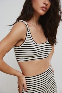Krótki top z dzianiny prążkowanej w paski BLACK & BEIGE - LAGO. Brązowe topy Marsala, m, bez wzorów, z bawełny, eleganckie, bez kołnierzyka, bez ramiączek. W wyprzedaży za 31,96 zł.