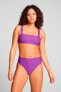 Dół od bikini z wysokim stanem i figi w kolorze fioletowym. Fioletowe figi Puma, bez wzorów, z materiału. Za 177,90 zł.