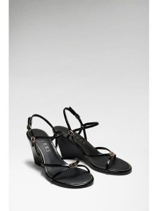 Guess Sandały 182988 Czarny. Czarne sandały Guess, z aplikacjami, bez obcasa, na słupku, bez zapięcia. Za 494,99 zł.