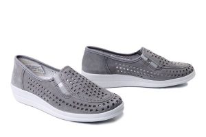 COMFORTABEL 941637-09 grau, półbuty damskie. Szare półbuty Comfortabel, w ażurowe wzory, ze skóry, bez obcasa, na koturnie, bez zapięcia. Za 263,42 zł.