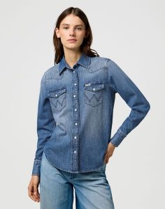 DAMSKA KOSZULA JEANSOWA WRANGLER HERITAGE SHIRT LIGHT HAND 112373227. Koszule Wrangler, xs, bez wzorów, z jeansu, bez kołnierzyka, bez ramiączek. Za 169,99 zł.