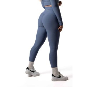 Damskie legginsy bezszwowe prążkowane z efektem scrunch – błękitny. Niebieskie legginsy AESTHETIC WOLF, bez wzorów, z dzianiny, z podwyższonym stanem, długie. Za 119,99 zł.