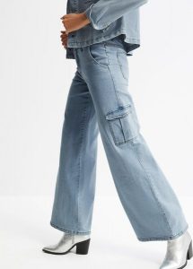 Dżinsy bojówki mid waist, Wide Leg. Niebieskie jeansy bonprix, bez wzorów, z jeansu. Za 99,99 zł.