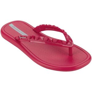Klapki Ipanema Meu Sol Thon W 27130-AV464 czerwone. Czerwone klapki z aplikacjami, z gumy, bez obcasa, na płaskiej podeszwie. Za 116,35 zł.
