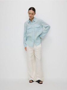 Lniana koszula - jasnoniebieski. Niebieskie koszule Reserved, l, bez wzorów, bez kołnierzyka, bez ramiączek. W wyprzedaży za 89,99 zł.