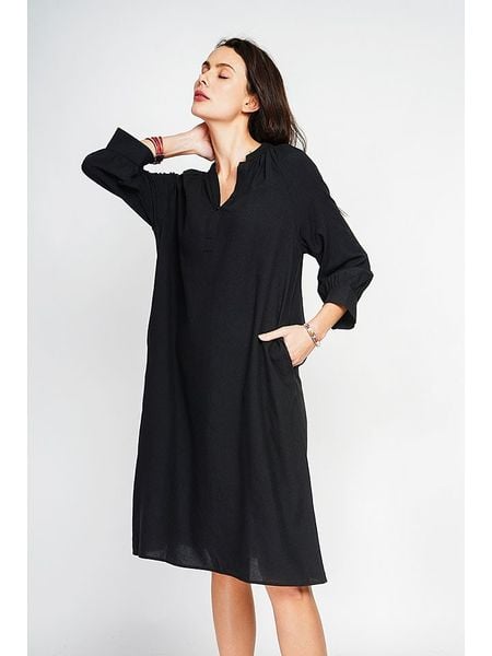 Le Jardin du Lin Sukienka w kolorze czarnym rozmiar: 38. Czarne sukienki Le jardin du lin, na co dzień, bez wzorów, klasyczne, bez kołnierzyka, bez ramiączek, midi, proste. Za 122,09 zł.