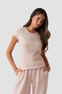 GUESS Różowy t-shirt damski Kiara. Czerwone t-shirty Guess, s, z aplikacjami, bez kołnierzyka, bez ramiączek. W wyprzedaży za 99,99 zł.