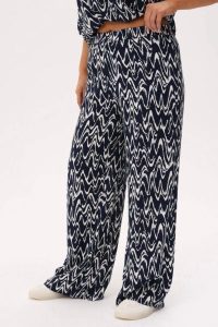Spodnie "echo granatu" z kompletu Riva - wakacyjny styl, wygoda i lekkość PLUS SIZE XXL OVERSIZE. Spodnie z wysokim stanem Moda Size Plus Iwanek, bez wzorów, z jeansu, z podwyższonym stanem, krótkie. Za 219,90 zł.