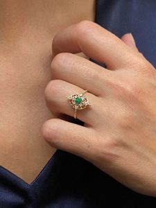 DIA DIAMONDS Pozłacany pierścionek z diamentami i szmaragdem rozmiar: 58. Zielone pierścionki DIA DIAMONDS, z diamentem, pozłacane. Za 328,09 zł.