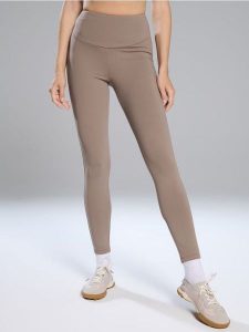 Legginsy sportowe - beżowy. Brązowe legginsy Sinsay, bez wzorów. W wyprzedaży za 27,99 zł.