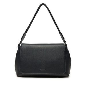 Torebka Calvin Klein. Czarne torebki klasyczne Calvin Klein, bez wzorów, bez dodatków. Za 329,99 zł.