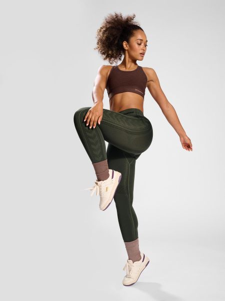 Damskie legginsy bezszwowe Hummel Shaping. Zielone legginsy Hummel, bez wzorów, z dzianiny. Za 168,00 zł.