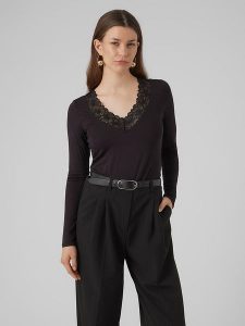Vero Moda Koszulka w kolorze czarnym rozmiar: XL. Czarne bluzki Vero Moda, xl, bez wzorów, z koronki, bez kołnierzyka, bez ramiączek. Za 70,24 zł.
