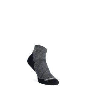 Skarpety biegowe Smartwool Run Targeted Cushion Ankle Socks. Szare skarpetki Smartwool, bez wzorów. Za 85,99 zł.