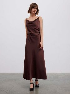 BGN Sukienka w kolorze brązowym rozmiar: 40. Brązowe sukienki BGN, na imprezę, bez wzorów, bez kołnierzyka, bez ramiączek, maxi. Za 171,68 zł.