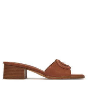Klapki Guess. Brązowe klapki Guess, z aplikacjami, bez obcasa. Za 449,99 zł.