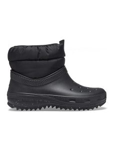 Crocs Kozaki zimowe "Classic Neo Puff" w kolorze czarnym rozmiar: 39/40. Czarne kozaki Crocs, na zimę, bez wzorów, z materiału, bez obcasa, bez zapięcia. Za 245,96 zł.