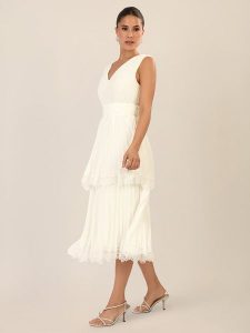 APART Sukienka w kolorze kremowym rozmiar: 42. Brązowe sukienki Apart, bez wzorów, bez kołnierzyka, bez ramiączek, midi. Za 391,99 zł.