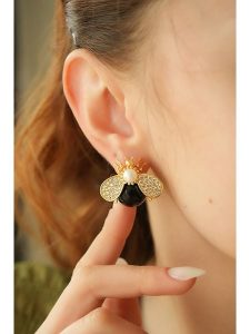 L'Atelier de Gaia Pozłacane kolczyki-wkrętki z onyksem i cyrkoniami rozmiar: onesize. Czarne kolczyki L'Atelier de Gaia, z cyrkonią, pozłacane. Za 52,99 zł.