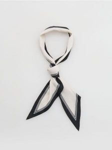 Apaszka z kontrastowym wykończeniem - biały. Białe apaszki i chusty Reserved, bez wzorów. Za 49,99 zł.