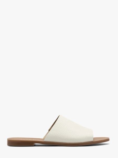 Białe klapki damskie płaskiej podeszwie. Białe klapki Ryłko, bez wzorów, ze skóry, bez obcasa, na płaskiej podeszwie. W wyprzedaży za 179,99 zł.