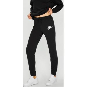 Nike Sportswear - Spodnie. Spodnie dresowe marki Nike Sportswear. W wyprzedaży za 189,90 zł.