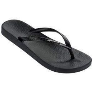 Klapki damskie Ipanema Anatomica Tan. Czarne klapki Ipanema, bez wzorów, z gumy, bez obcasa. Za 49,99 zł.