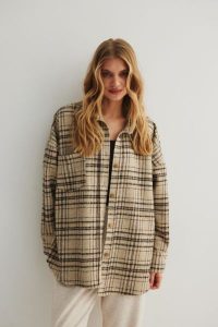 Koszula wierzchnia typu oversize BEŻOWA w KRATĘ - RENO-UNI. Brązowe koszule Marsala, m, bez wzorów, z bawełny, bez kołnierzyka, bez ramiączek. Za 499,90 zł.