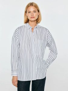 Koszula damska oversize w prążek biała lamira 100. Białe koszule Big Star, l, bez wzorów, z bawełny, bez kołnierzyka, bez ramiączek. Za 229,99 zł.