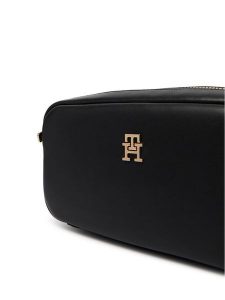 Tommy Hilfiger Torebka Th Essential Camera Bag AW0AW18370 Czarny. Czarne listonoszki TOMMY HILFIGER, bez wzorów, ze skóry, bez dodatków. Za 409,99 zł.
