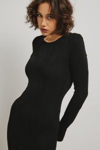 Dopasowana sukienka z finezyjną strukturą w kolorze TOTALLY BLACK - BLANCA. Czarne sukienki Marsala, na imprezę, s, bez wzorów, z elastanu, bez kołnierzyka, bez ramiączek, mini, bodycon. Za 269,90 zł.